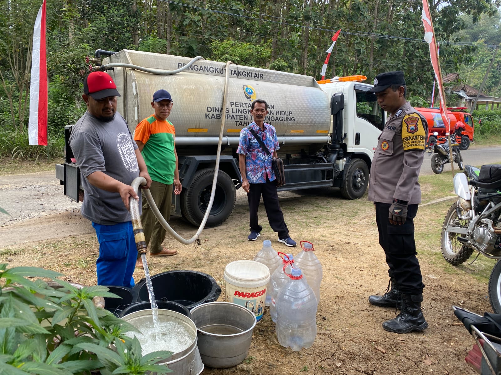 Akpol 1995 Patriatama Distribusikan Seratus Ribu Liter Air Bersih di Tanggunggunung