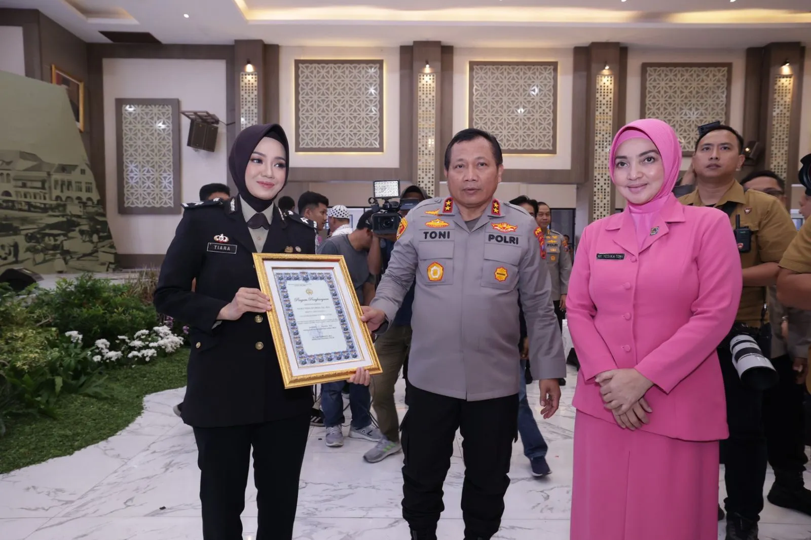 Kapolda Jatim Beri Penghargaan Briptu Tiara Berupa Pin Emas Atas Pendidikan Yang Diraihnya di Turki
