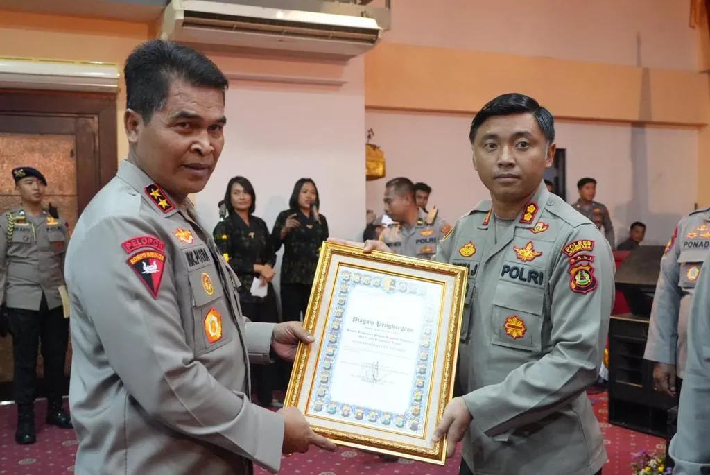 Kapolres Jembrana Terima Piagam Penghargaan Sebagai Polres Terbaik Disetiap Polda Pelaksanaan Quick Wins Presisi Tahun 2022/2023