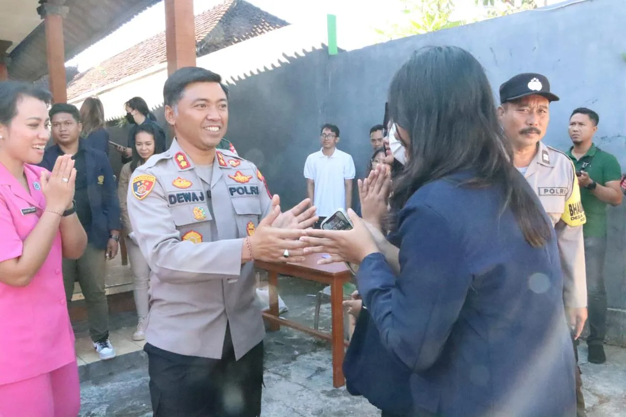Kapolres Bersama Ketua Bhayangkari Cabang Jembrana Berikan Bantuan Vaksinasi Rabies di Desa Berangbang