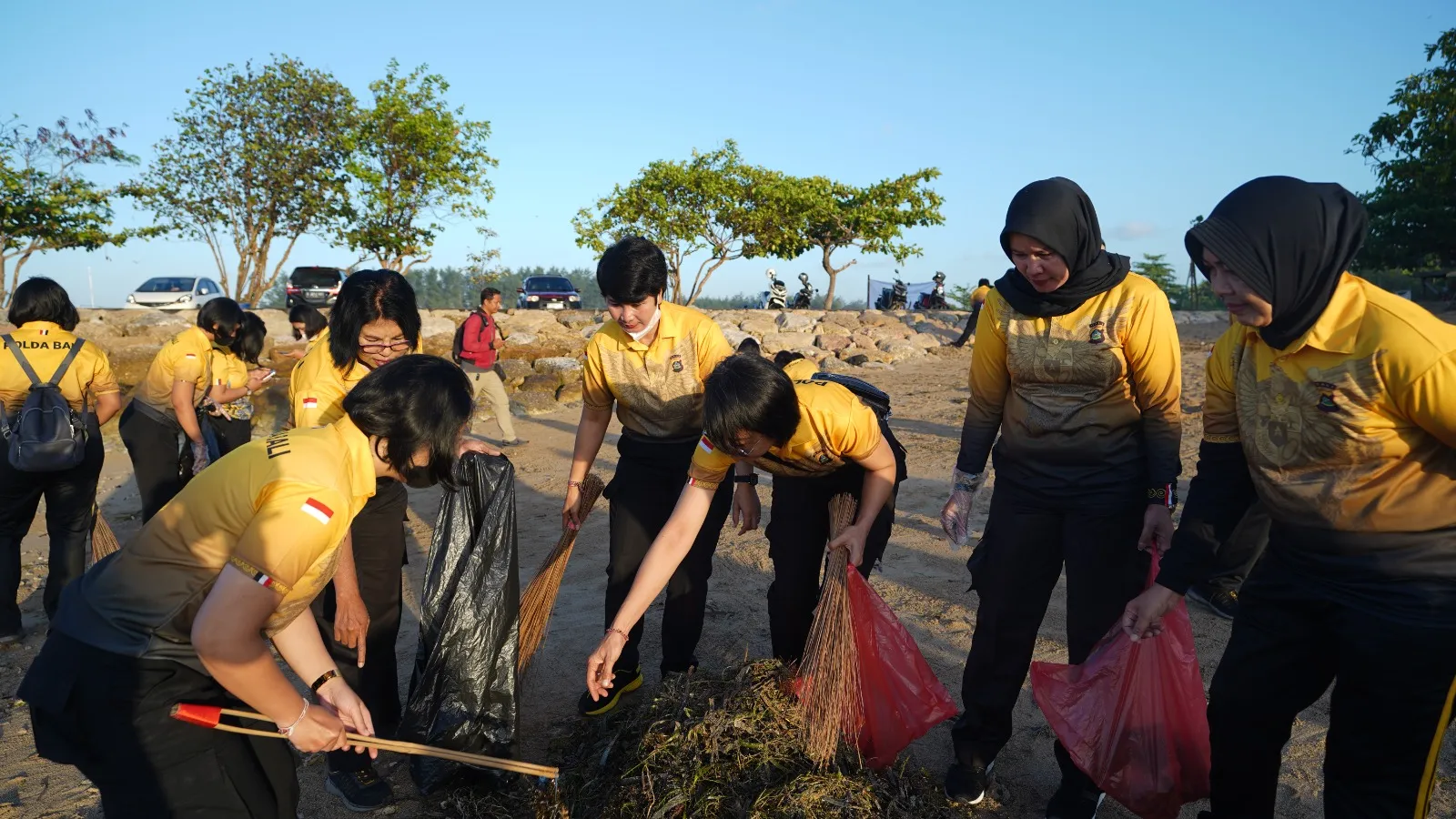 Polwan Polda Bali Laksanakan Giat Bersih Pantai Dalam Rangka Hari Jadi Polwan RI ke - 75