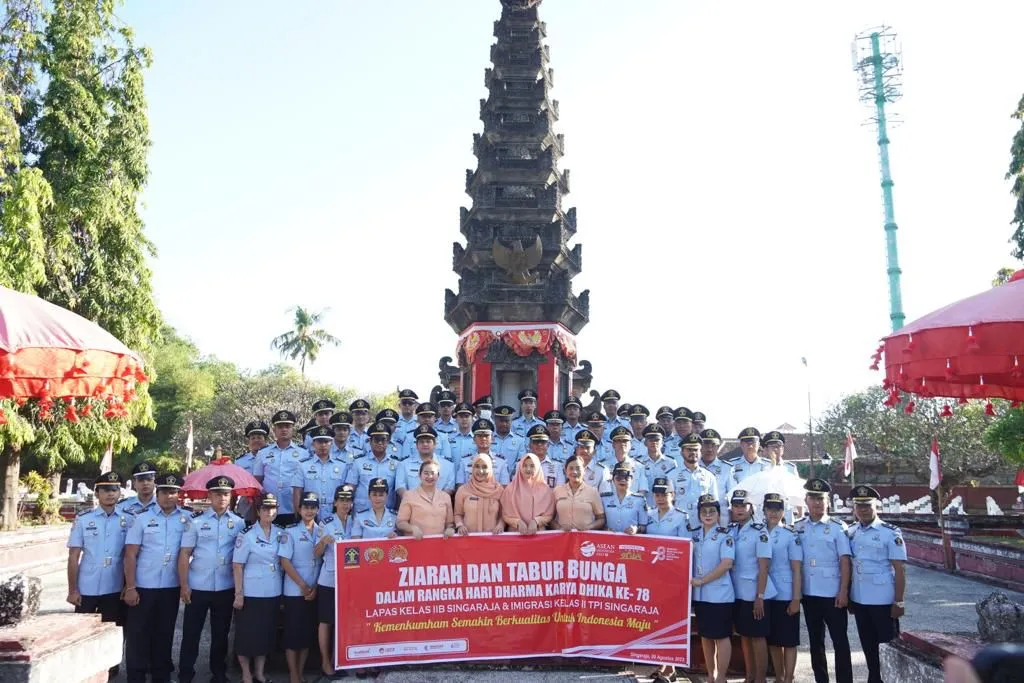 Lapas Kelas IIB Singaraja, Laksanakan Giat Ziarah dan Upacara Tabur Bunga Untuk Mengenang Jasa Para Pahlawan