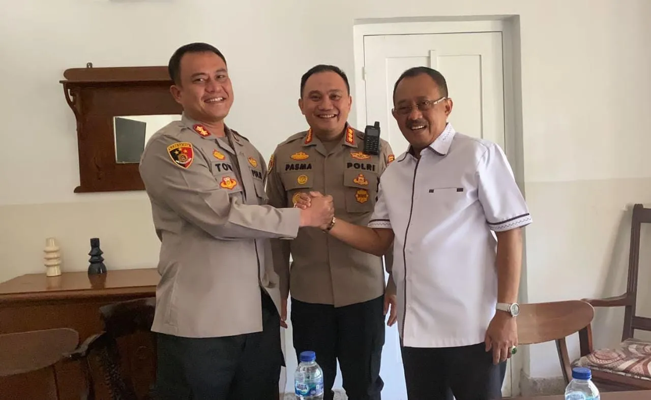 Akhiri Kesalahpahaman Kabag Ops Polrestabes Surabaya dan Wawali Armudji Saling Berjabat Tangan 