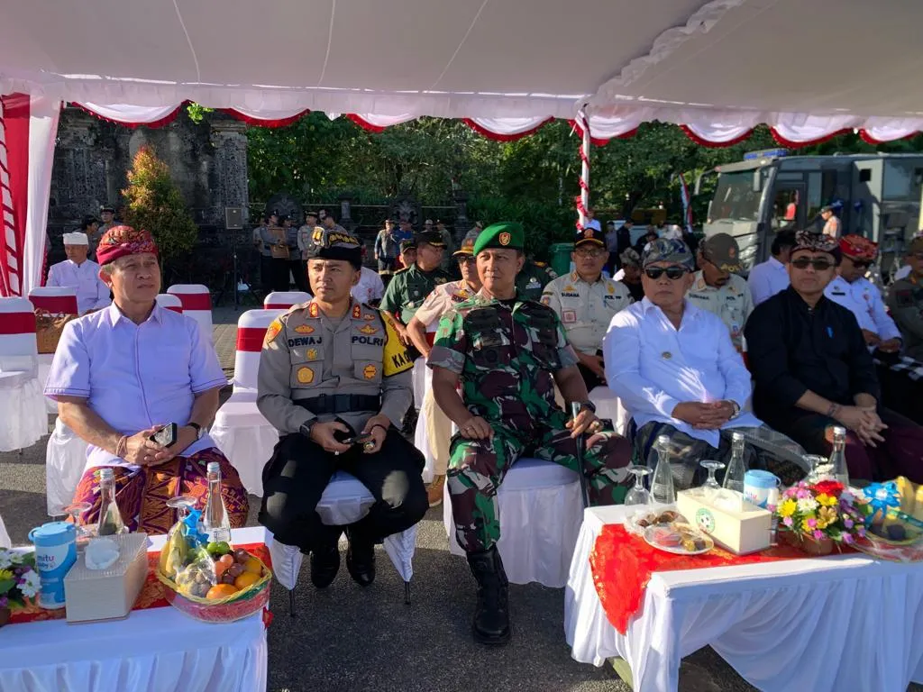 Kapolres Jembrana Menghadiri Pelantikan Polisi Banjar/RW