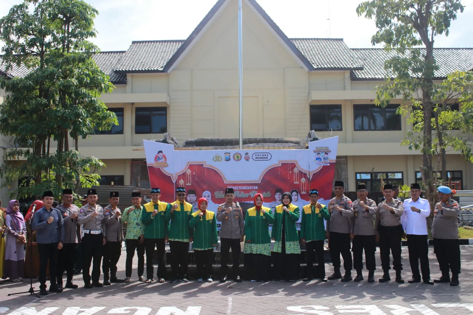 Polres Nganjuk Berangkatkan Rombongan 6 Anggotanya Melaksanakan Umroh ke Tanah Suci 