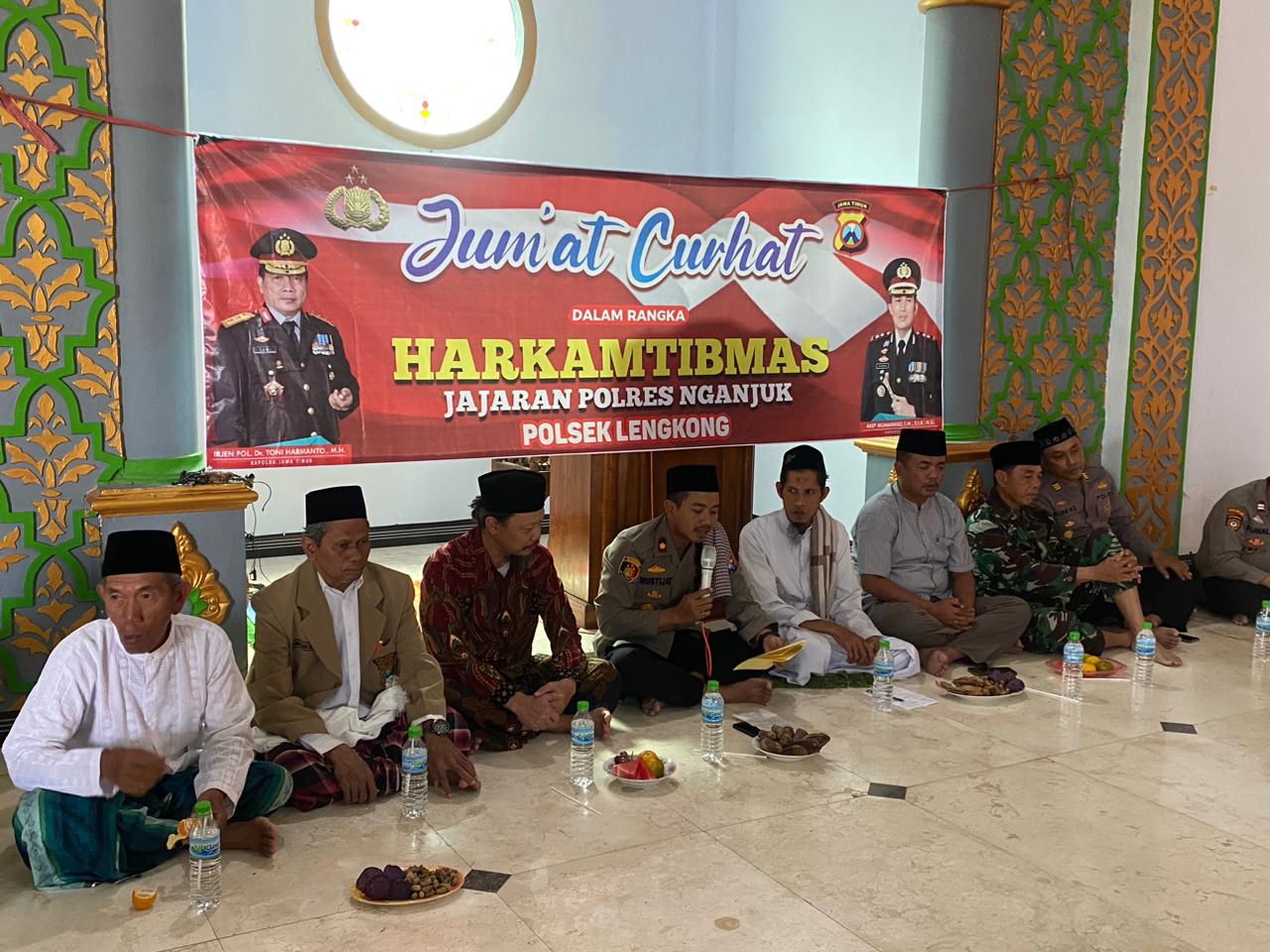 Jum’at Curhat, Wakapolres Nganjuk Minta Jamaah dan Santri Mewaspadai Berita-Berita Hoax dan Provokatif