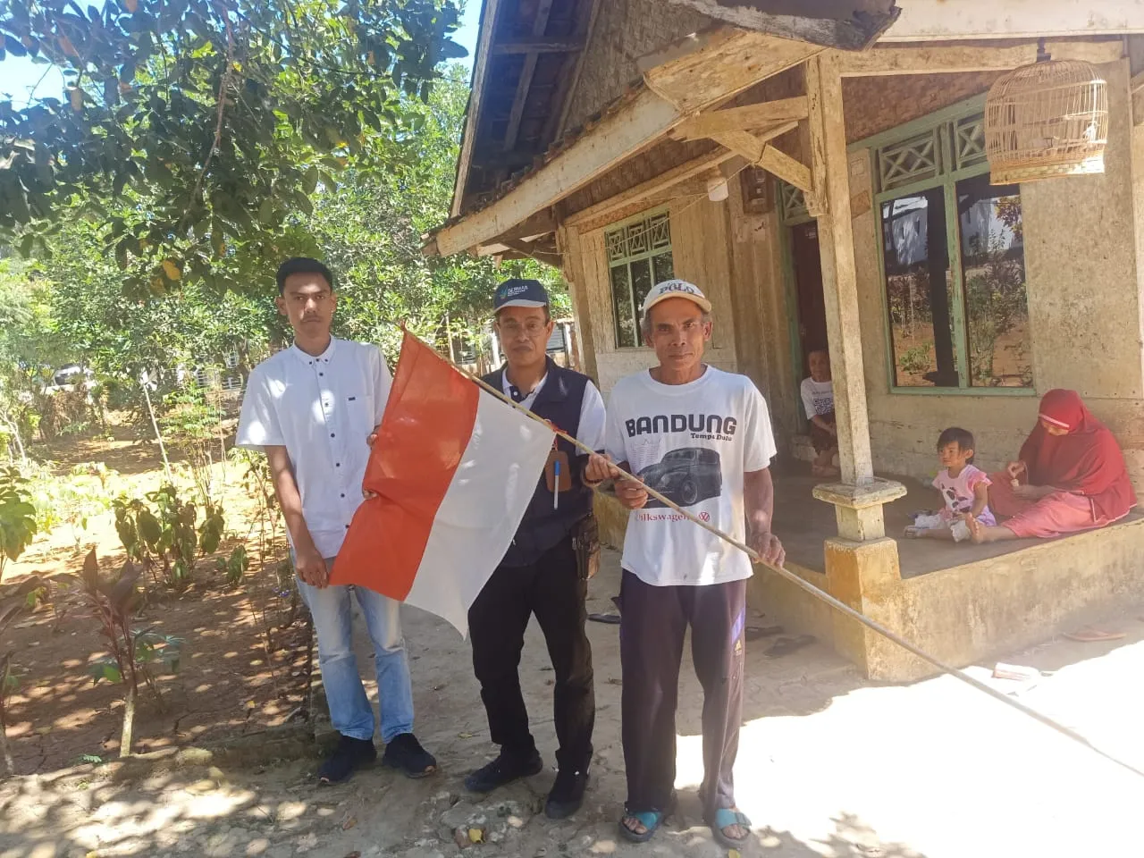 HUT RI : Puskesmas Cimanggu Canangkan Gerakan Pembagian Bendera Merah Putih