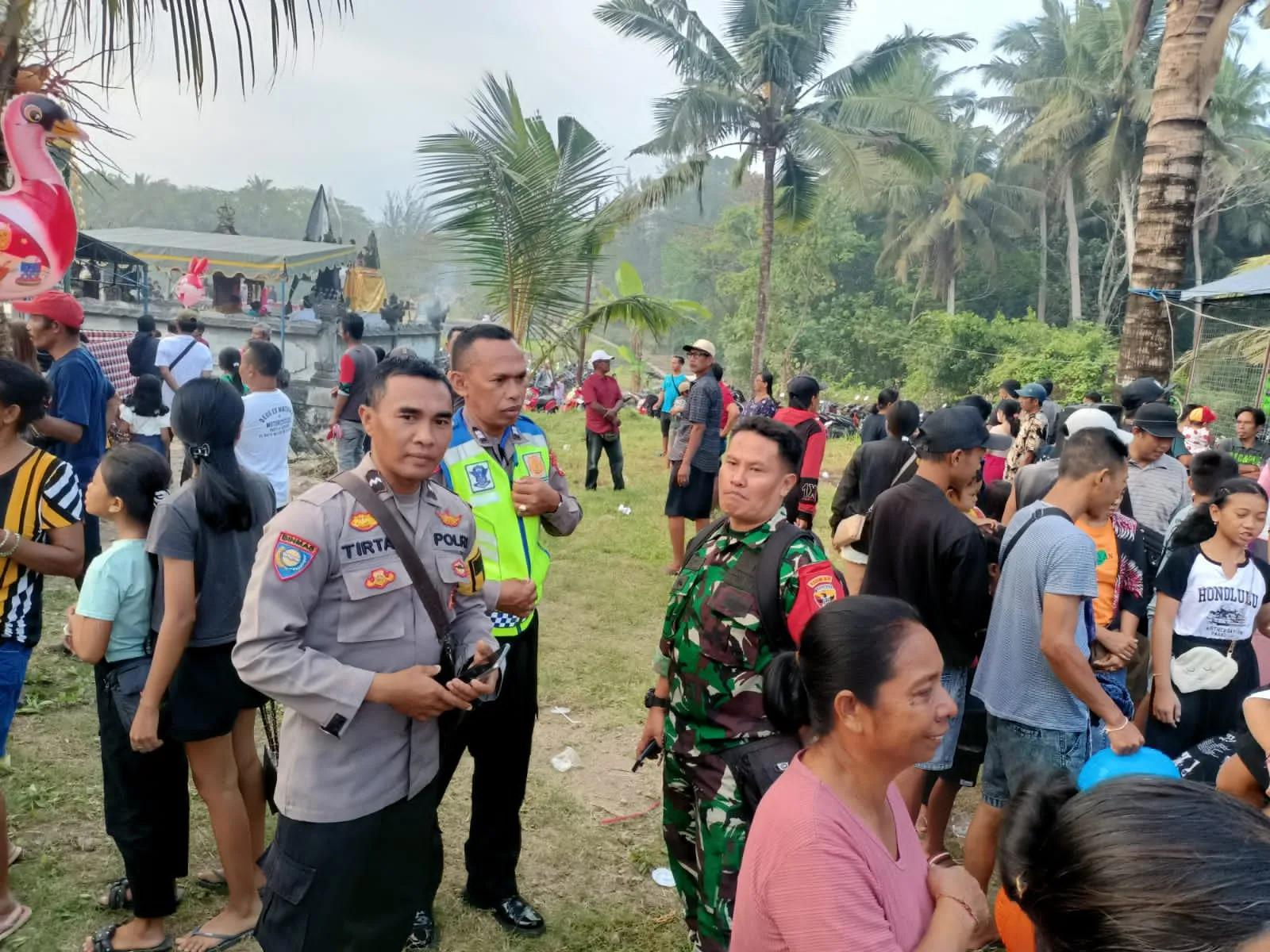 Kolaborasi TNI - Polri Amankan Obyek Wisata Pantai Soka di Saat Hari Raya Kuningan