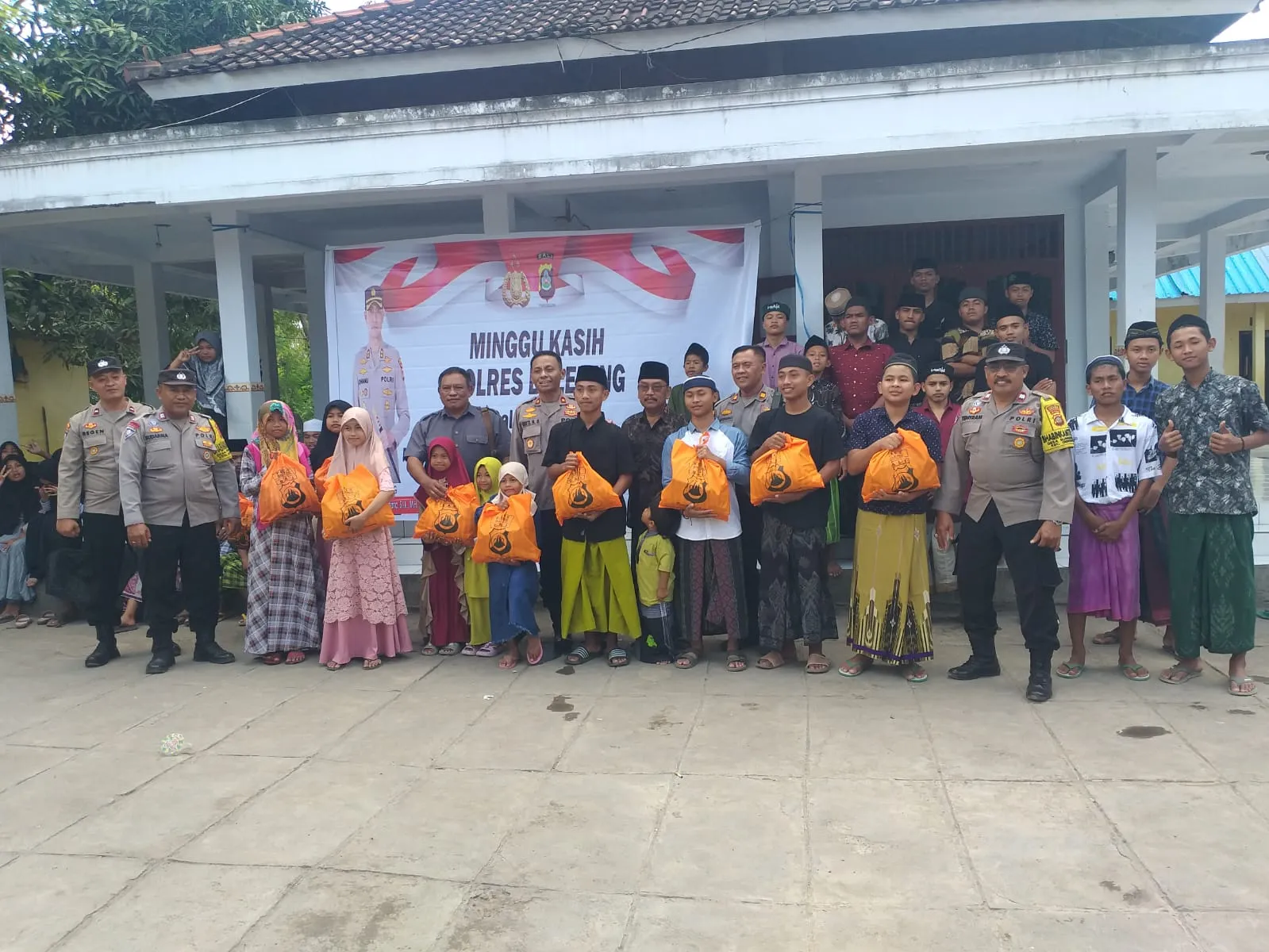 Minggu Kasih Polres Buleleng Kunjungi Panti Asuhan Roudatul Makmur Desa Pejarakan Kecamatan Gerokgak
