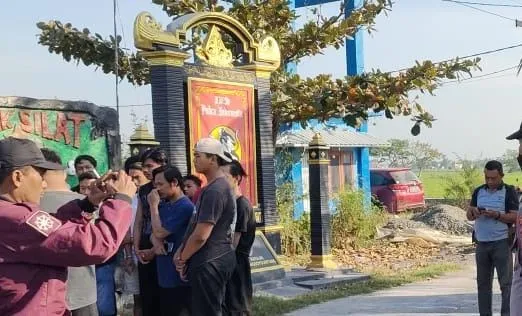 Anggota Pagar Nusa Nataan Lamongan Sukarela Bongkar Tugu, Kapolres Lamongan Beri Apresiasi