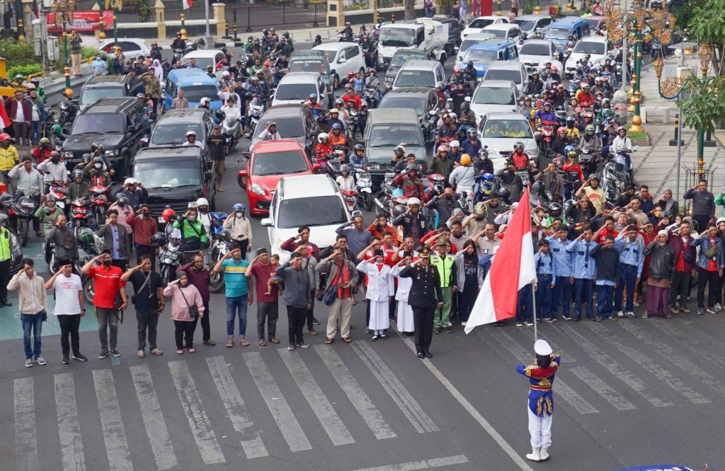 Polresta Malang Kota Ajak Pengendara Peringati Detik – Detik Proklamasi Kemerdekaan RI ke-78