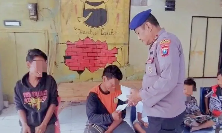 Cara Polisi di Bangkalan Beri Perhatian Terhadap Anak Jalanan Dalam Jum'at Curhat dan Berkah