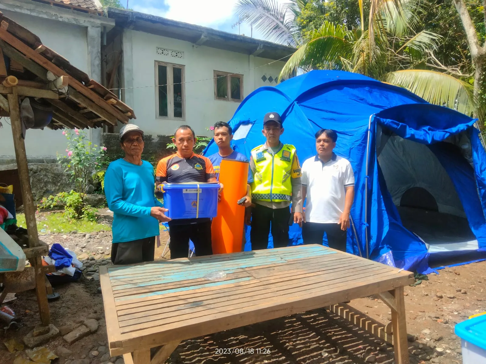 BPBD Jembrana bersama Bhabinkamtibmas Kelurahan Pendem Laksanakan Giat pantau Rumah warga Roboh