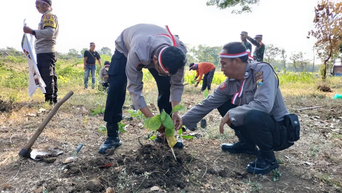 Peringati Hari Kemerdekaan RI ke – 78, Polres Nganjuk Tanam Ribuan Berbagai Jenis Pohon 