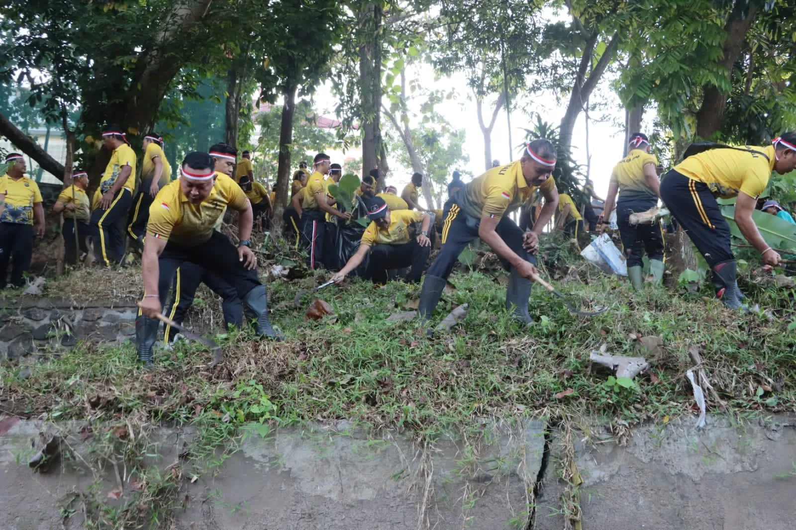 Kapolres Jembrana Pimpin Personil 144 Bersihkan Sungai Ijo Gading Dalam Rangka HUT Kemerdekaan RI ke-78