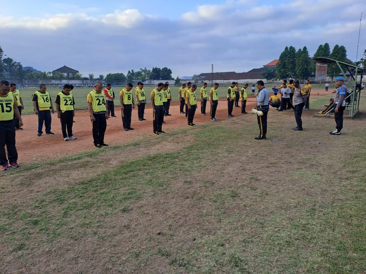 Anggota Polres Tabanan Mengikuti Tes Kesjas di Lapangan Debes