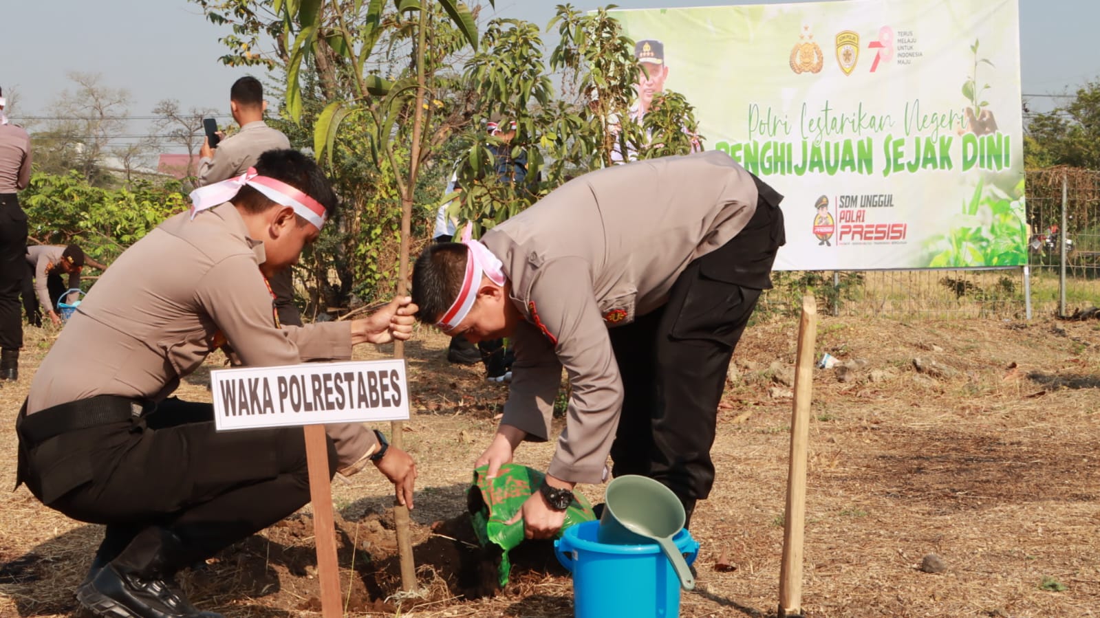 Aksi Tanam Pohon Serentak Dalam Rangka HUT RI ke - 78 Digelar Polrestabes