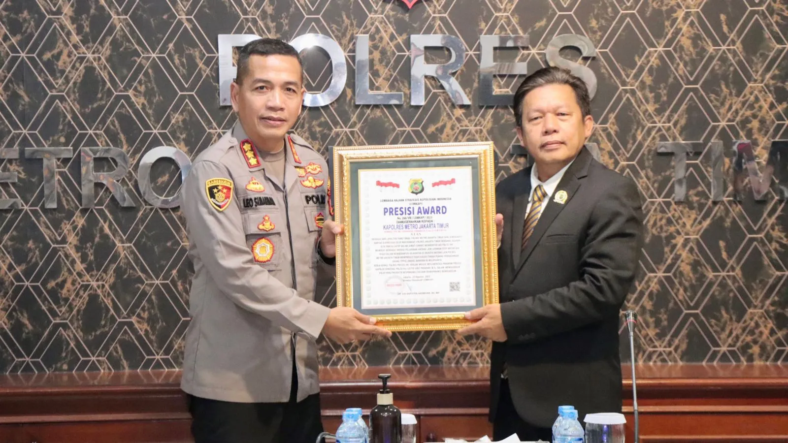 Kepolisian Resor Metro Jakarta Timur terima Penghargaan Presisi Award dari Lembaga Kajian Strategis Kepolisian Indonesia 