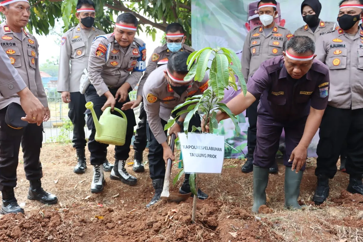 Polri Lestarikan Negeri dan Penghijauan Dini, Polres Pelabuhan Tanjung Priok Tanam Bibit Pohon