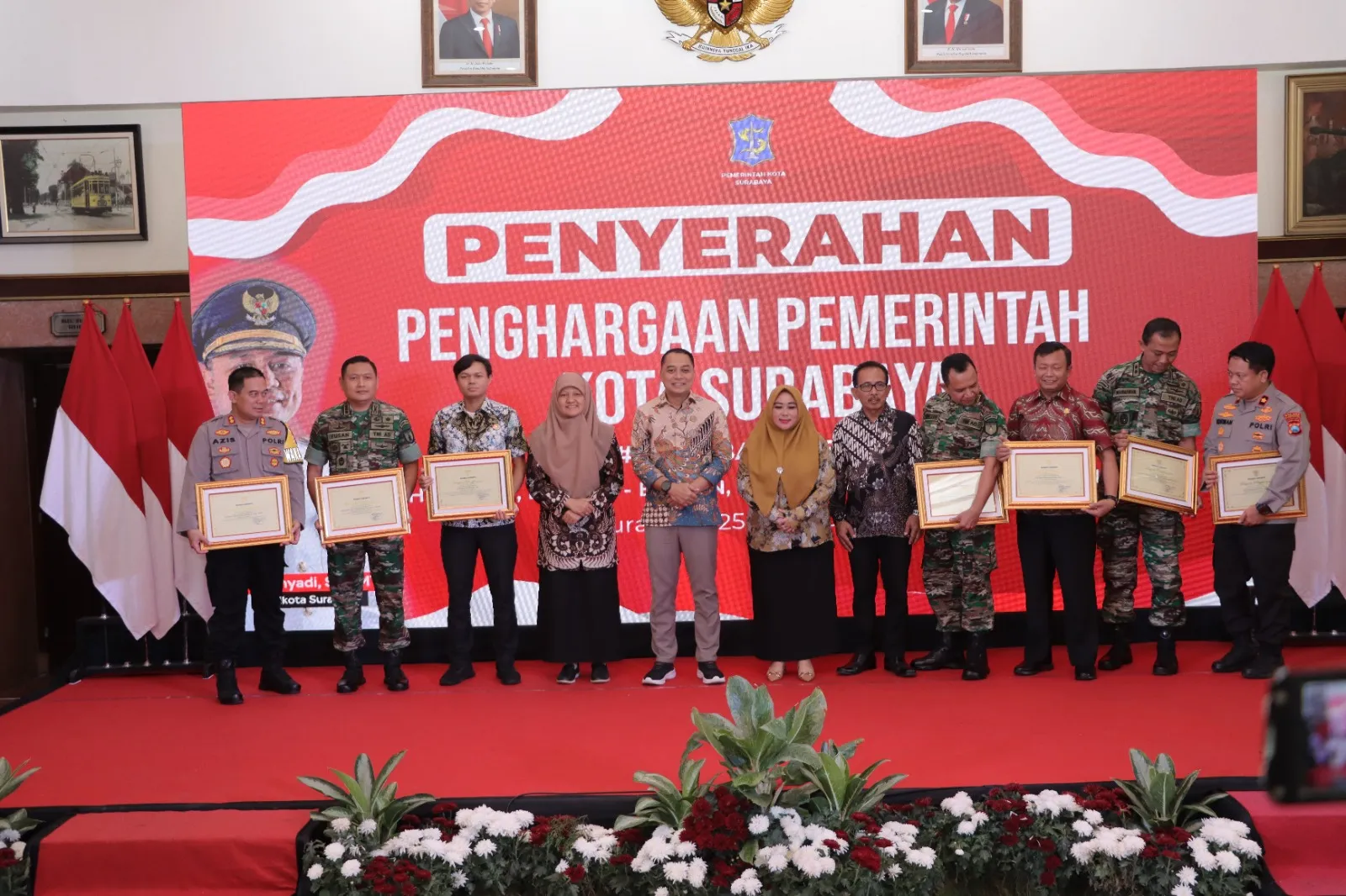 Kapolrestabes Surabaya Terima Penghargaan Dari Wali Kota Surabaya