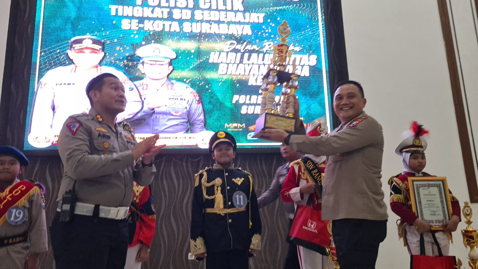 Ratusan Pocil Geruduk Polrestabes Surabaya 
