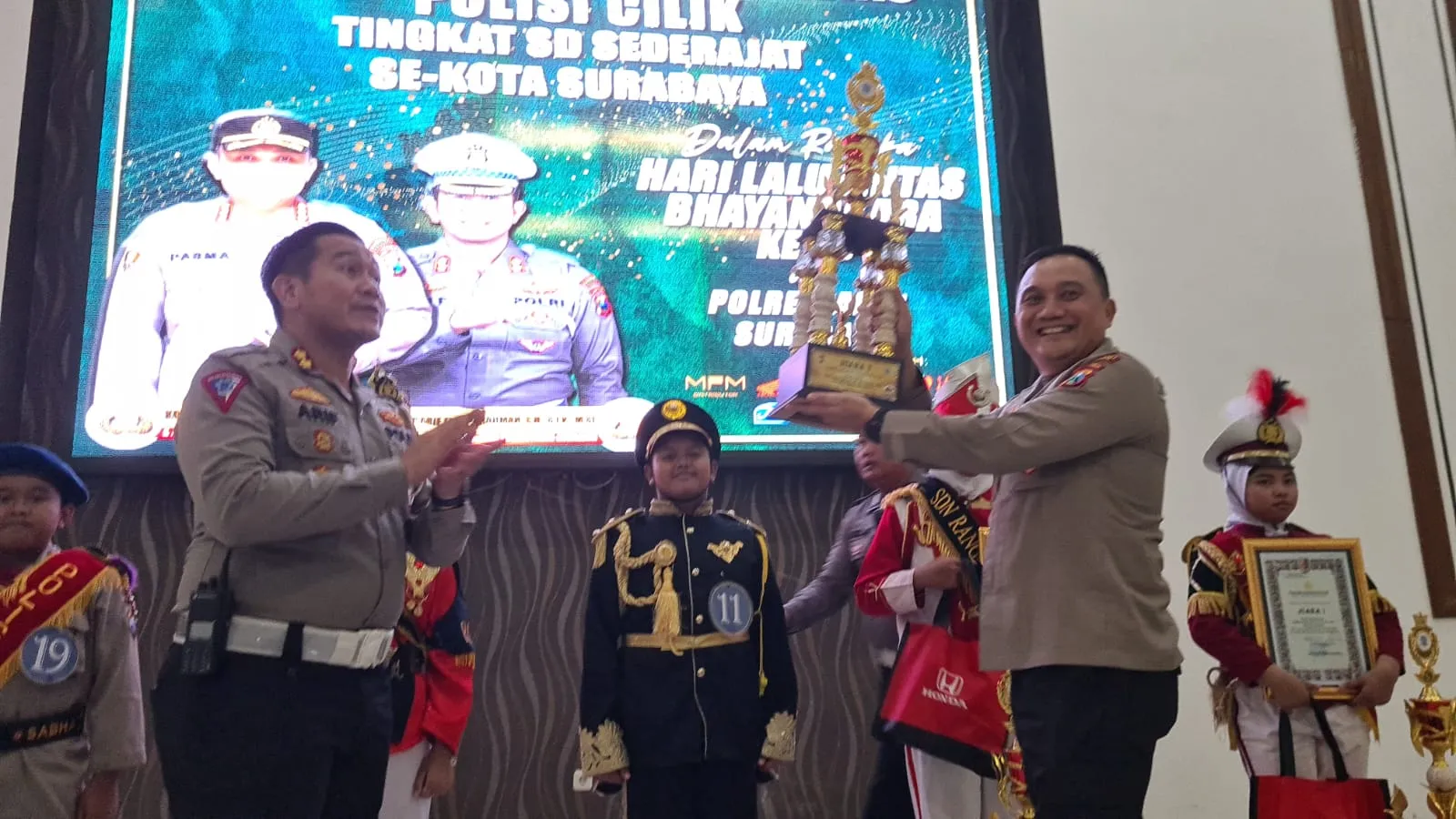 Ratusan Pocil Geruduk Polrestabes Surabaya 