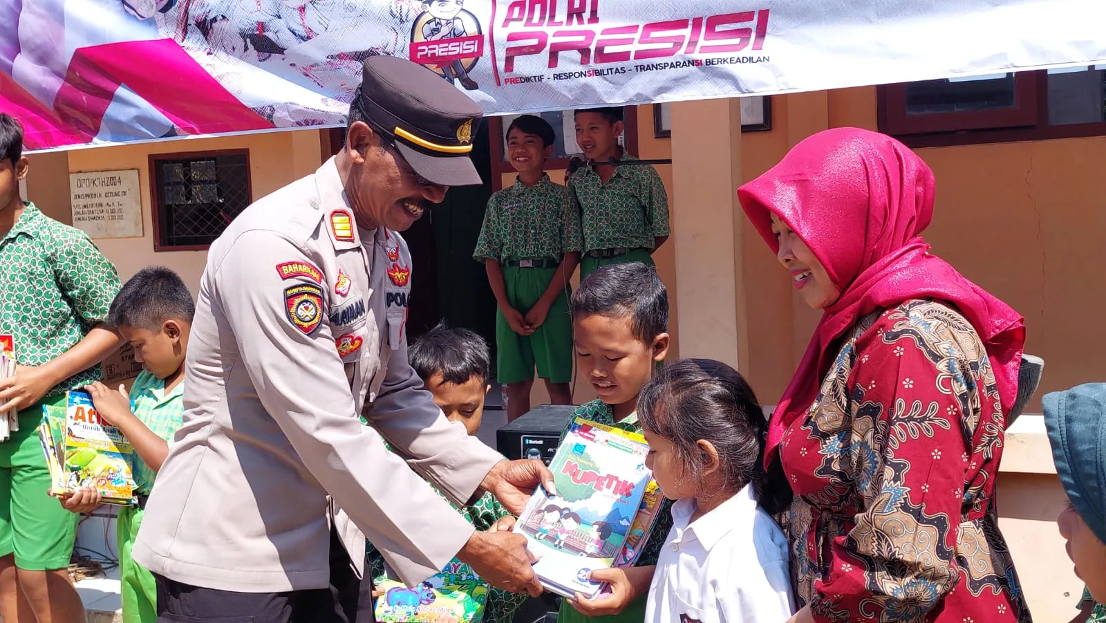Polres Nganjuk Sebarkan Ribuan Buku Bacaan UpayaTumbuhkan Literasi dan Kecintaan Membaca Anak