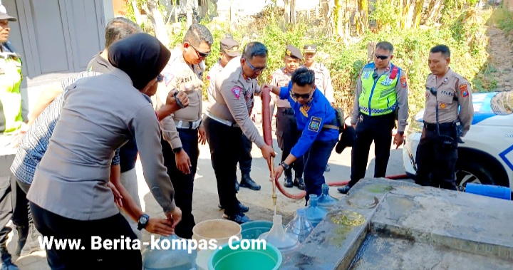 Bersama BPBD, Polres Bondowoso Salurkan Air Bersih di Desa Mandiro, Atasi Kekeringan
