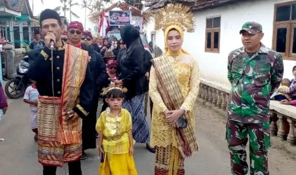 Ratusan Peserta Pawai Budaya Memeriahkan HUT RI ke -78 di Desa Paguan Kecamatan Taman Krocok