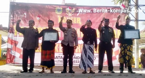 Semarak HUT RI Ke 78, Danramil 0822/01 Bondowoso Bersama Camat Hadiri Konser Kemerdekaan