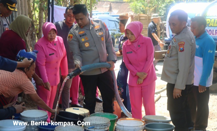 Atasi Kekeringan, Kapolres Bondowoso Terjun Langsung Salurkan Bantuan Sembako dan Air Bersih di Desa Purnama