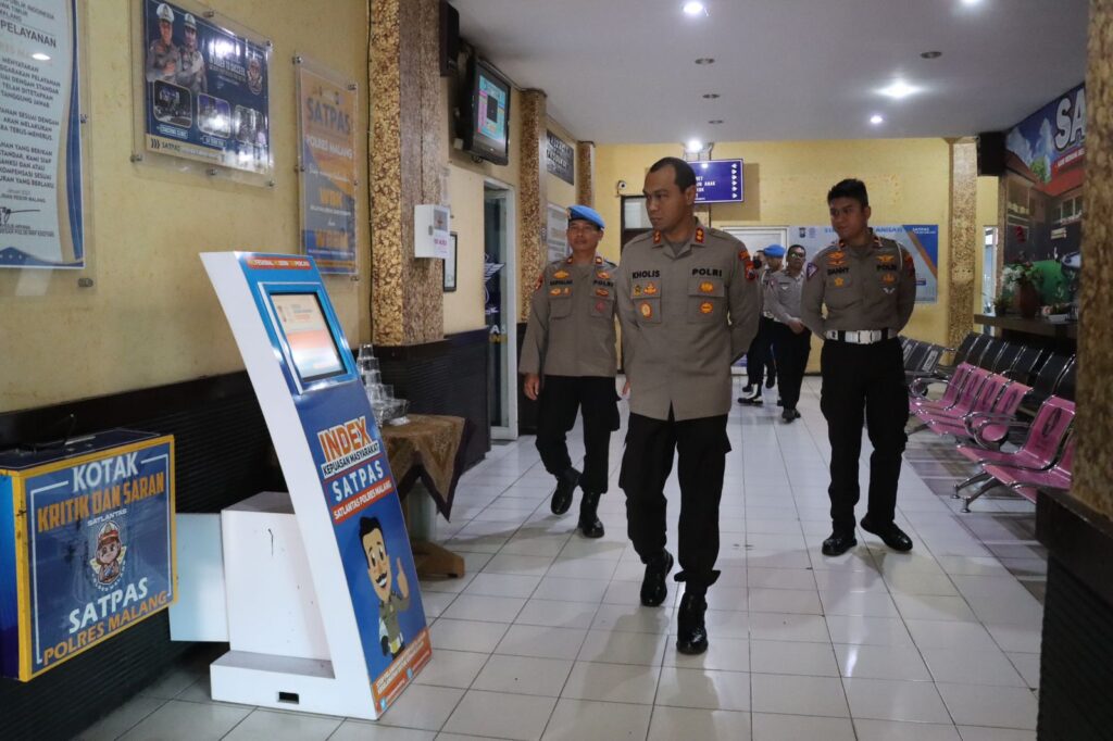 Jamin Tidak Ada Calo, Kapolres Malang Lakukan Sidak di Satpas Karanglo