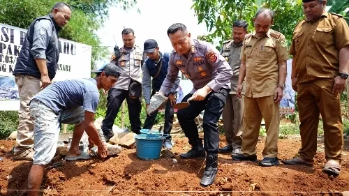 Polri Bantu Warga Korban Kebakaran di Bandung