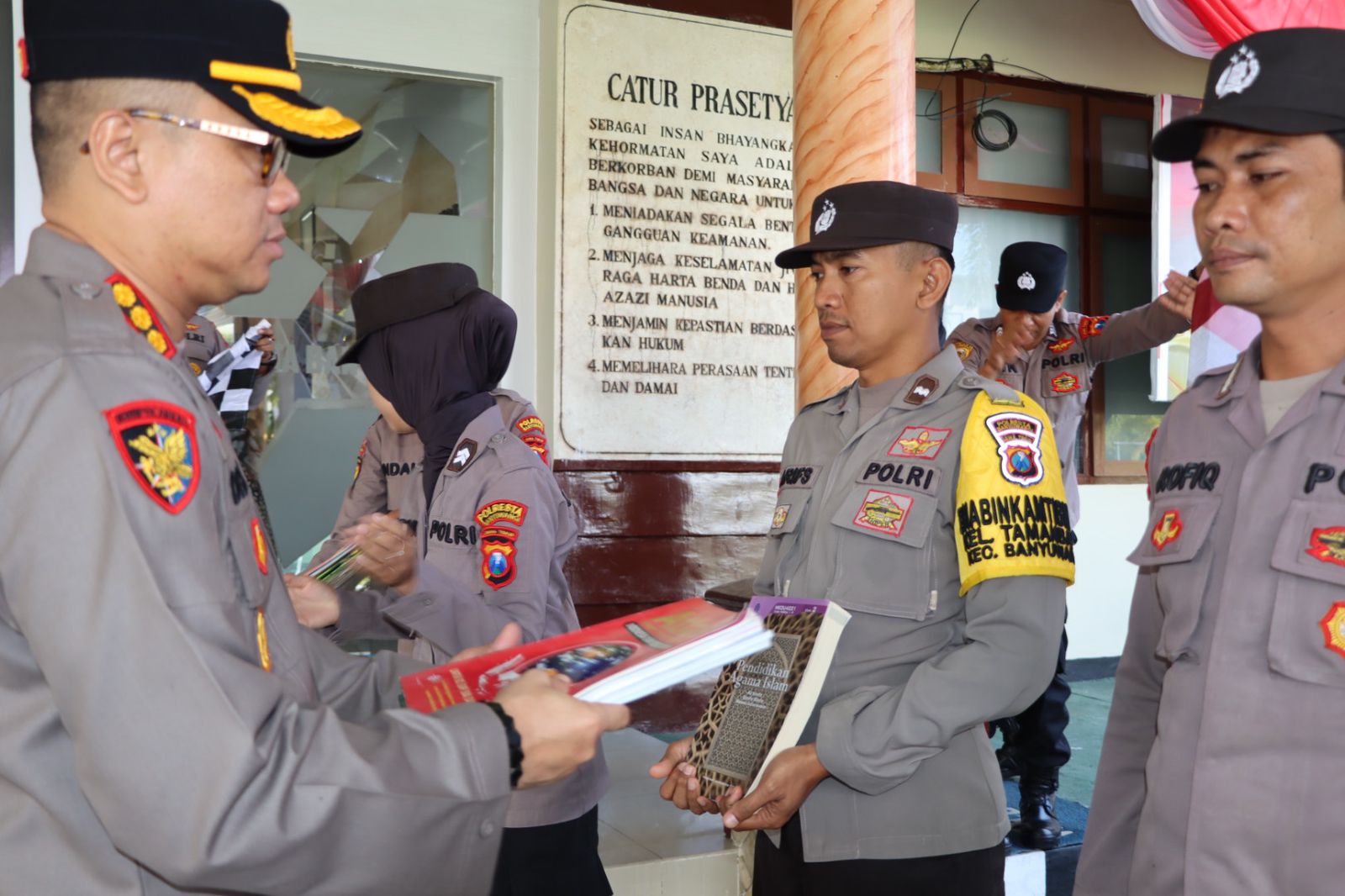 Polresta Banyuwangi Berbagi Buku Dukung Pendidikan dan Literasi