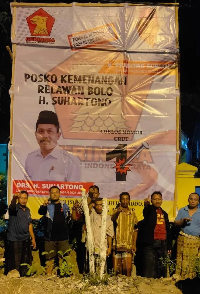 Pemasangan Banner Relawan Bolo Drs, Suhartono