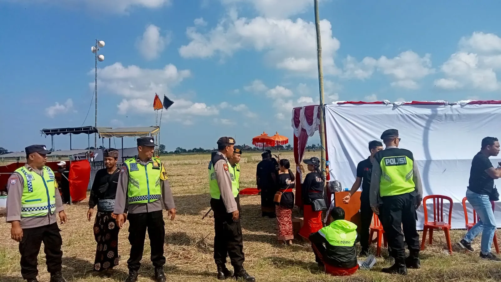Polres Tabanan Amankan Giat Layang - Layang Kite Festival Ke - 4 di Banjar Sangging, Desa Kelating Kecamatan Kerambitan