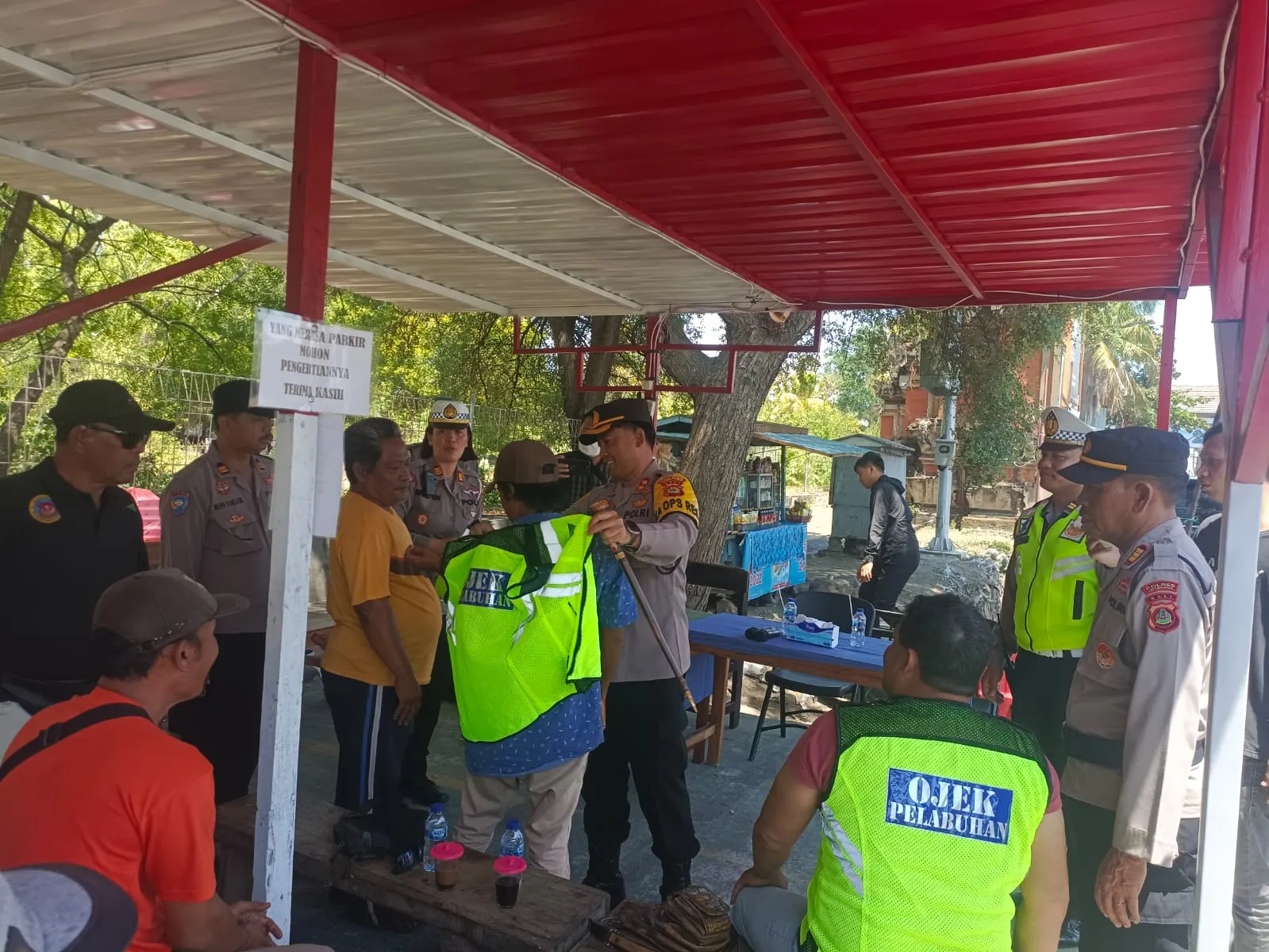 Kapolres Jembrana Serahkan Sarana Kontak Kepada Ojek Pelabuhan Gilimanuk