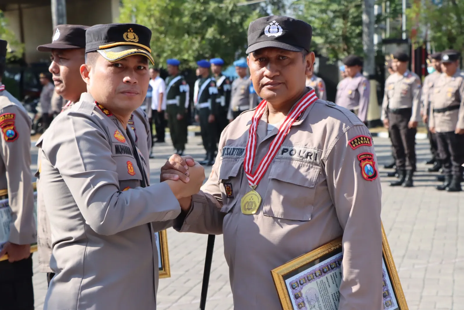 Kapolres Nganjuk Beri Penghargaan Kepada Anggotanya Dalam Penerbitan Sertifikat Tanah Asset Polri