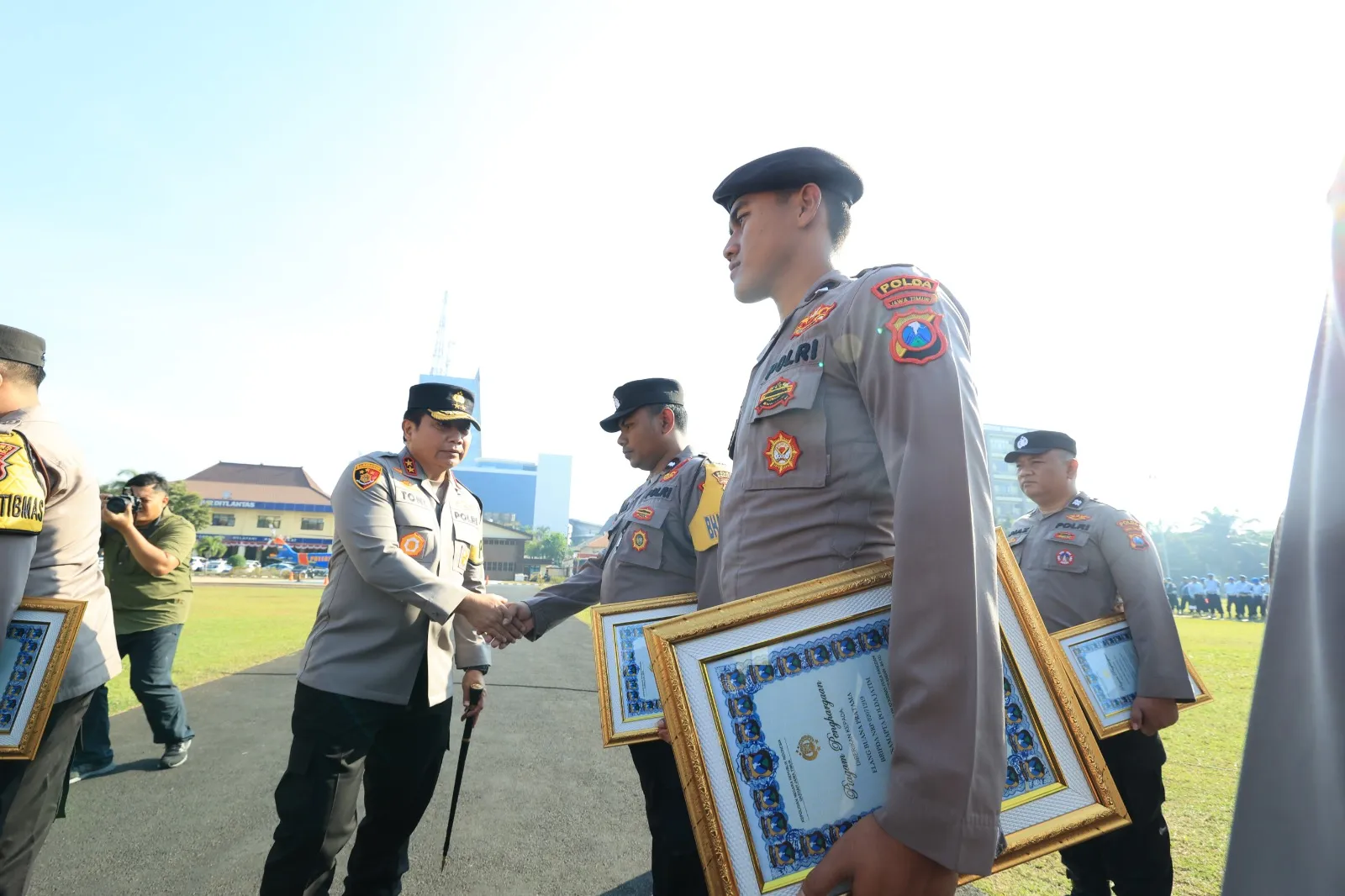 Kapolda Jatim Berikan 161 Penghargaan Untuk Personel Polri dan PNS Polda Jatim