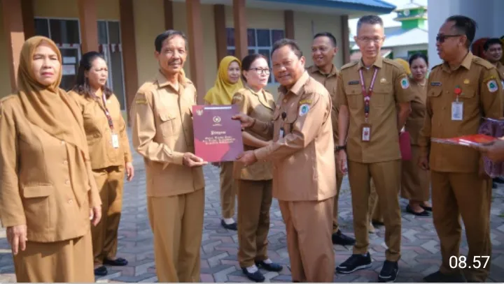 Sekda Kapuas Hulu Menyerahkan Satya Lencana Kepada ASN di Lingkungan Dinas Pendidikan dan Kebudayaan