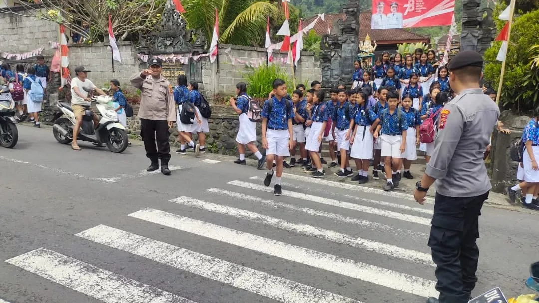 Polsek Sidemen Polres Karangasem Gatur Lalin Saat Bubaran Sekolah