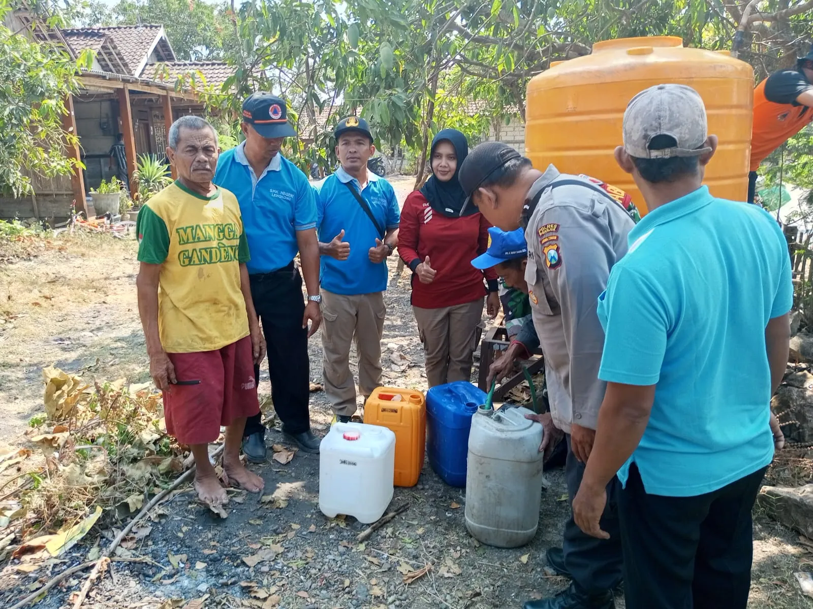 Polres Nganjuk Bersama BPBD dan Siswa SMKN 1 Lengkong Berikan Bantuan Air Bersih Kepada Warga 