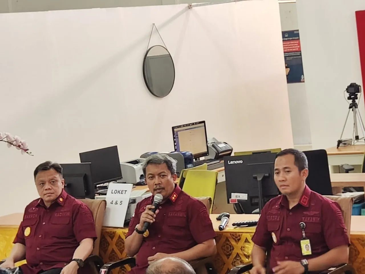 Berikan Penguatan di Kantor Imigrasi Singaraja, Kakanwil Kemenkumham Bali Ingatkan Disiplin Administrasi dan Waktu