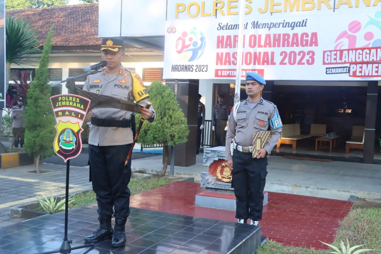 Kapolres Jembrana Pimpin Upacara Peringatan Hari Olah Raga Nasional XL Tahun 2023 di Lapangan Apel Polres Jembrana