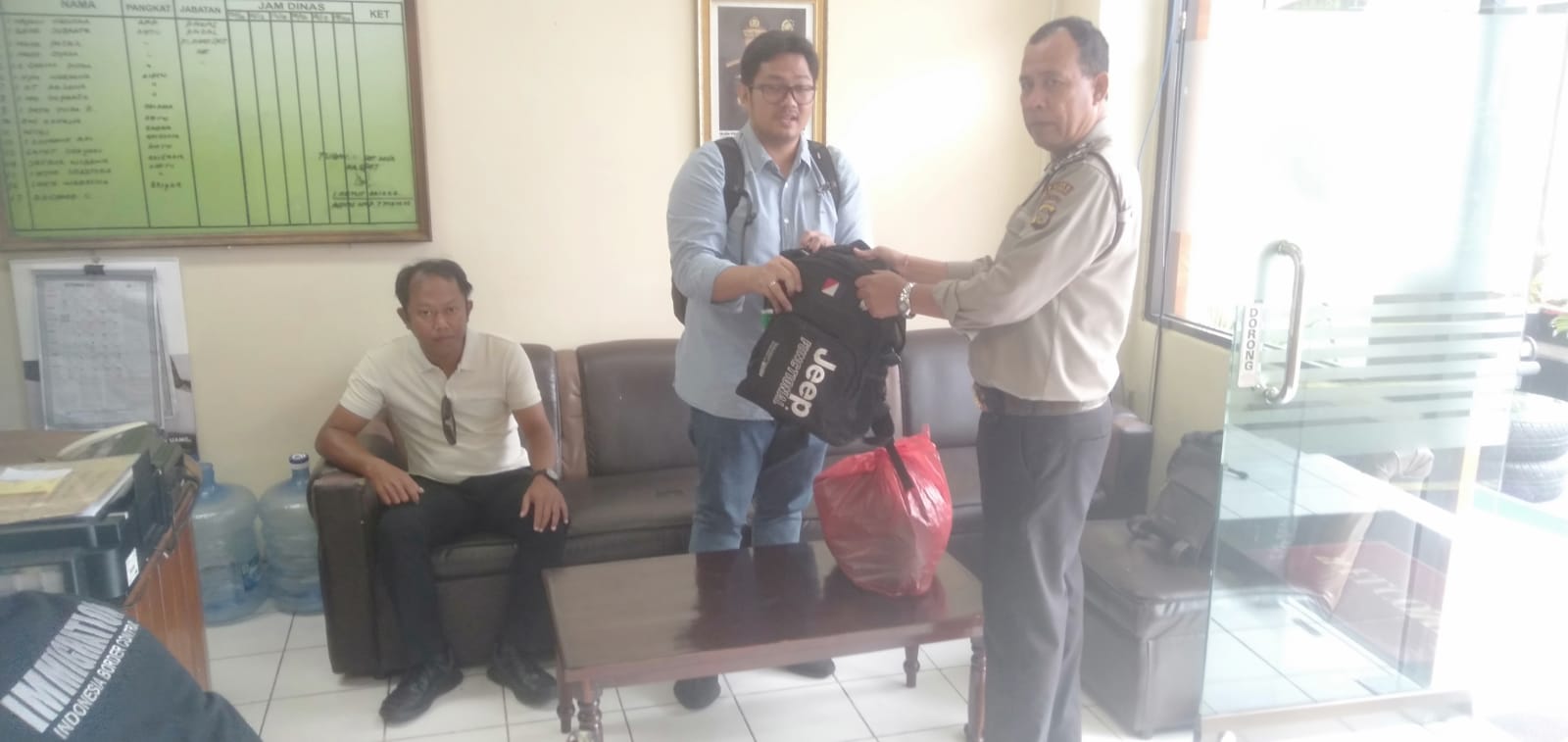 Polres Bandara Ngurah Rai Serahkan Barang Temuan Milik Orang Depresi Pada Keluarganya
