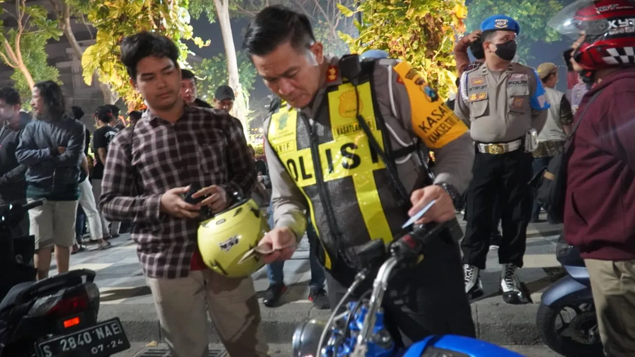 DiRazia, Dua Pemuda Nekat Loncat Karena Bawa Narkoba