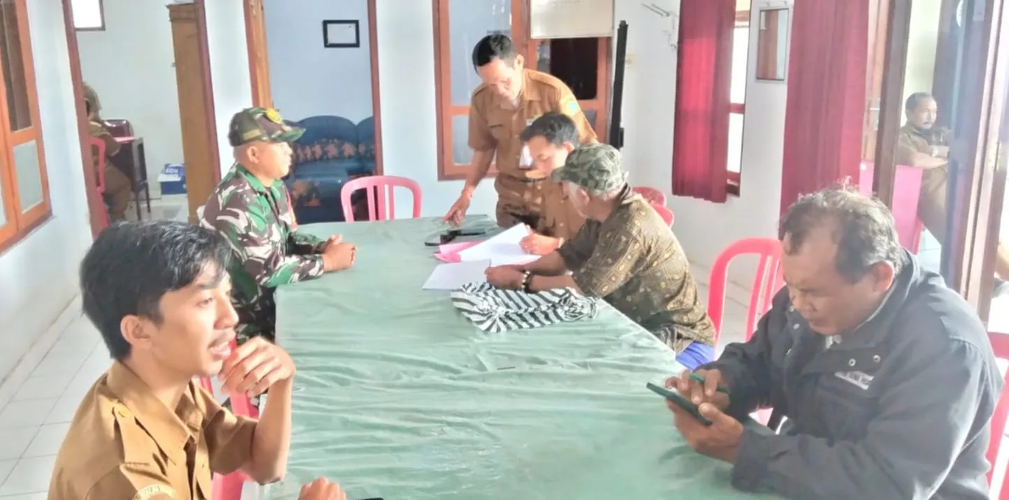 Jalin Komunikasi yang Baik Untuk Keamanan dan Kemajuan Desa, Babinsa Desa Wongaya Gede Laksanakan Komunikasi Sosial KOMSOS Dengan Aparat Desa