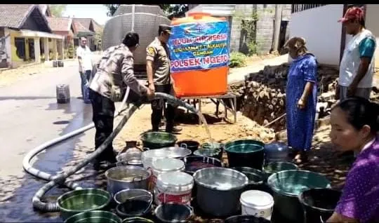 Polsek Ngetos Bersama BPBD Kabupaten Nganjuk dan Pemdes Salurkan Air Bersih Untuk 120 KK Warga Dusun Jatirejo