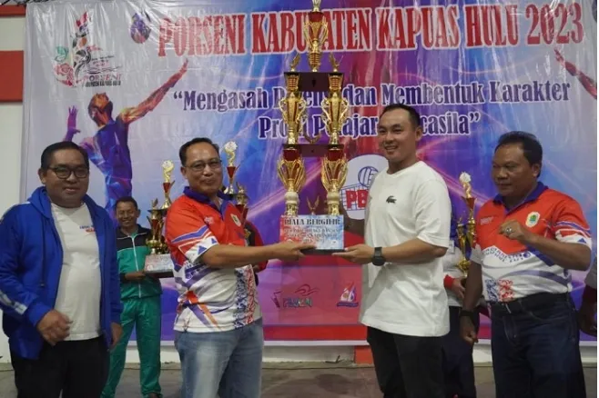 Wabup Kapuas Hulu Menutup Porseni Tingkat SD dan SMP Kabupaten Kapuas Hulu