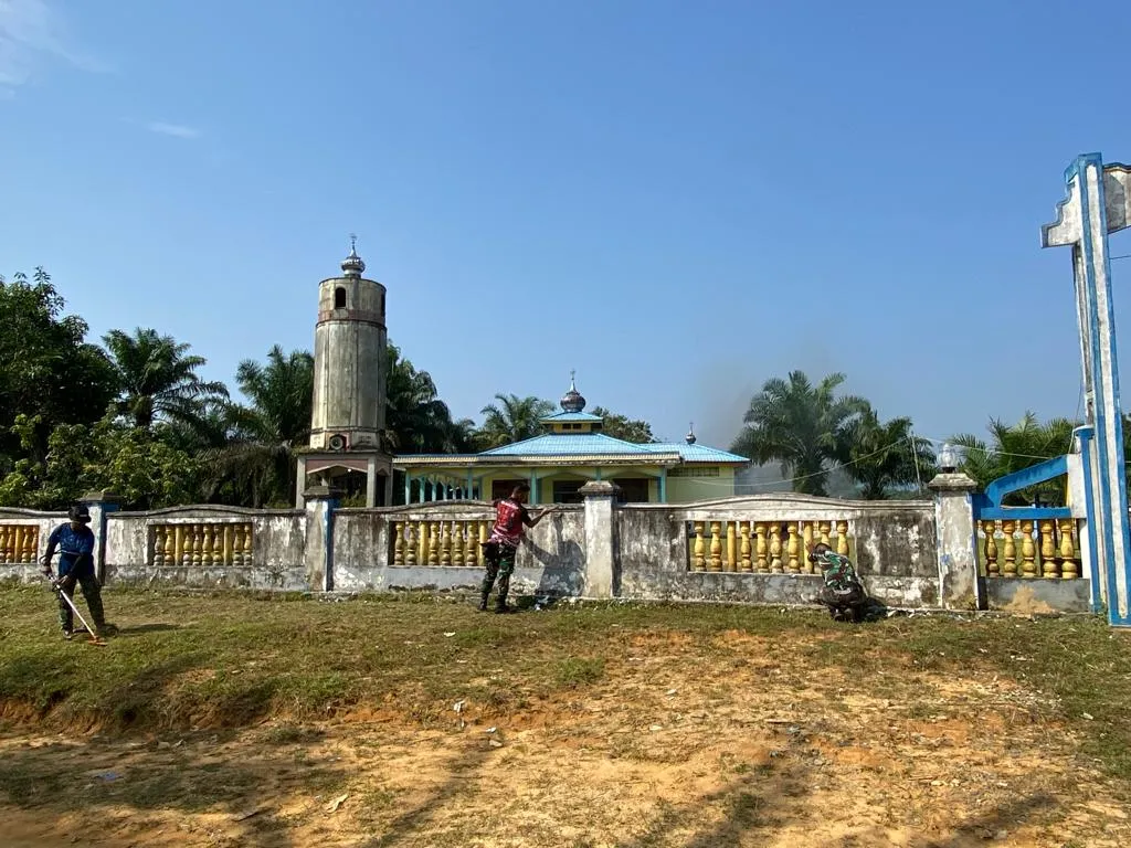 Bersama Warga, Satgas TMMD Rektas ke 118 Gotong-royong Bersihkan Masjid